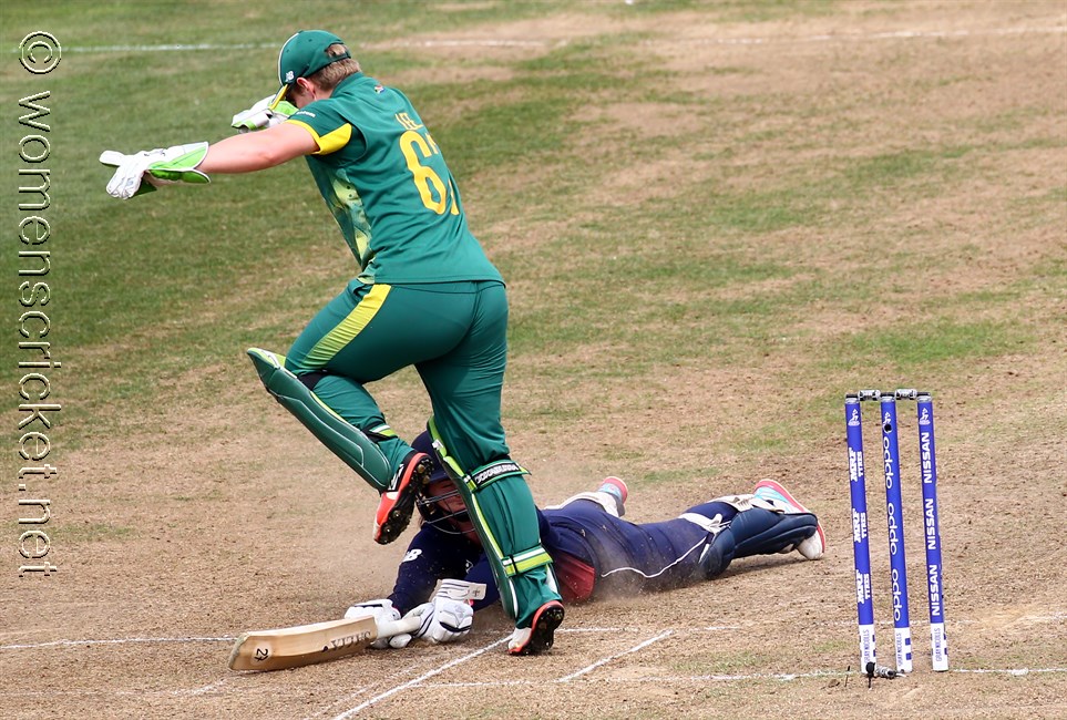 [Lizelle Lee avoids Tammy Beaumont]  Don Miles