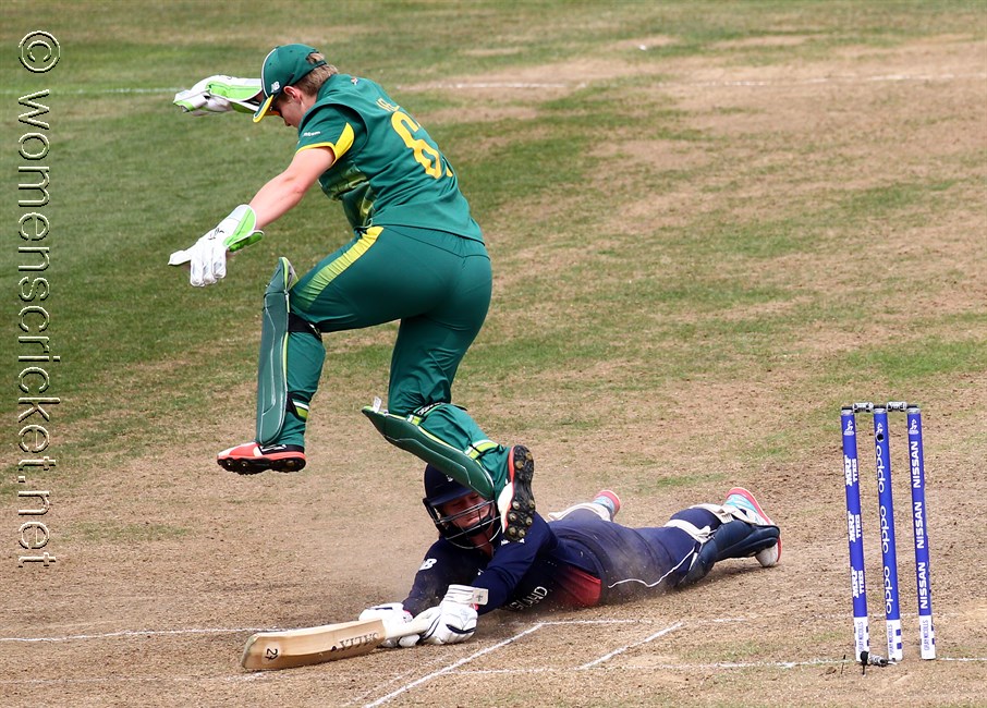 [Lizelle Lee avoids Tammy Beaumont]  Don Miles