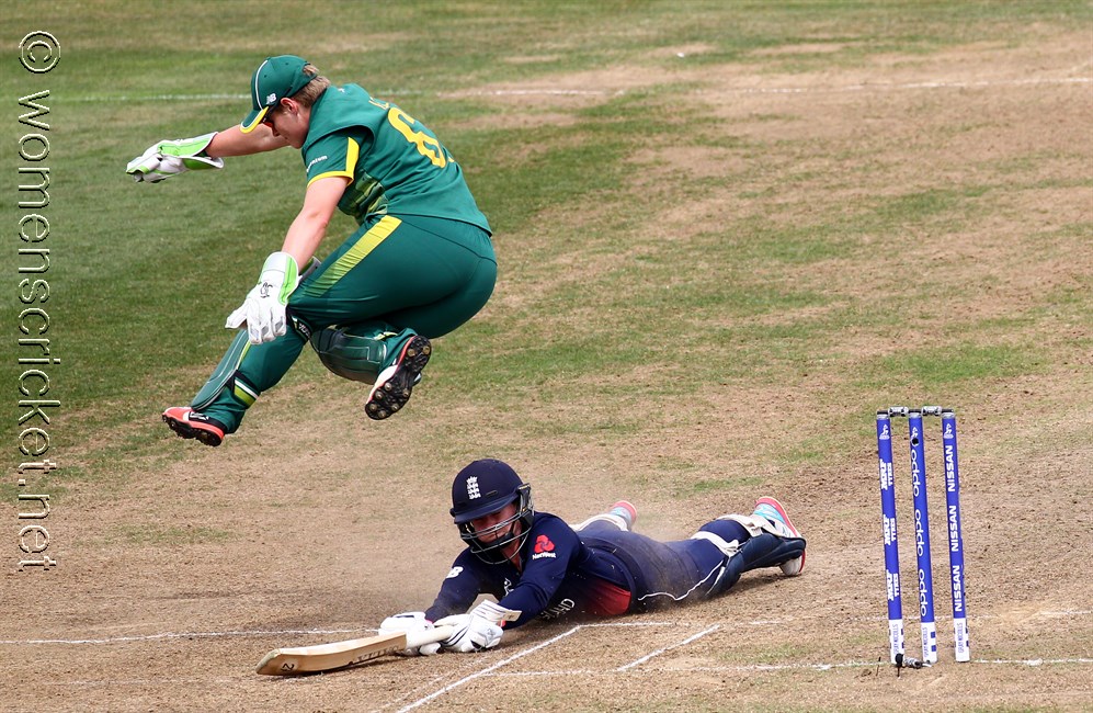 [Lizelle Lee avoids Tammy Beaumont]  Don Miles